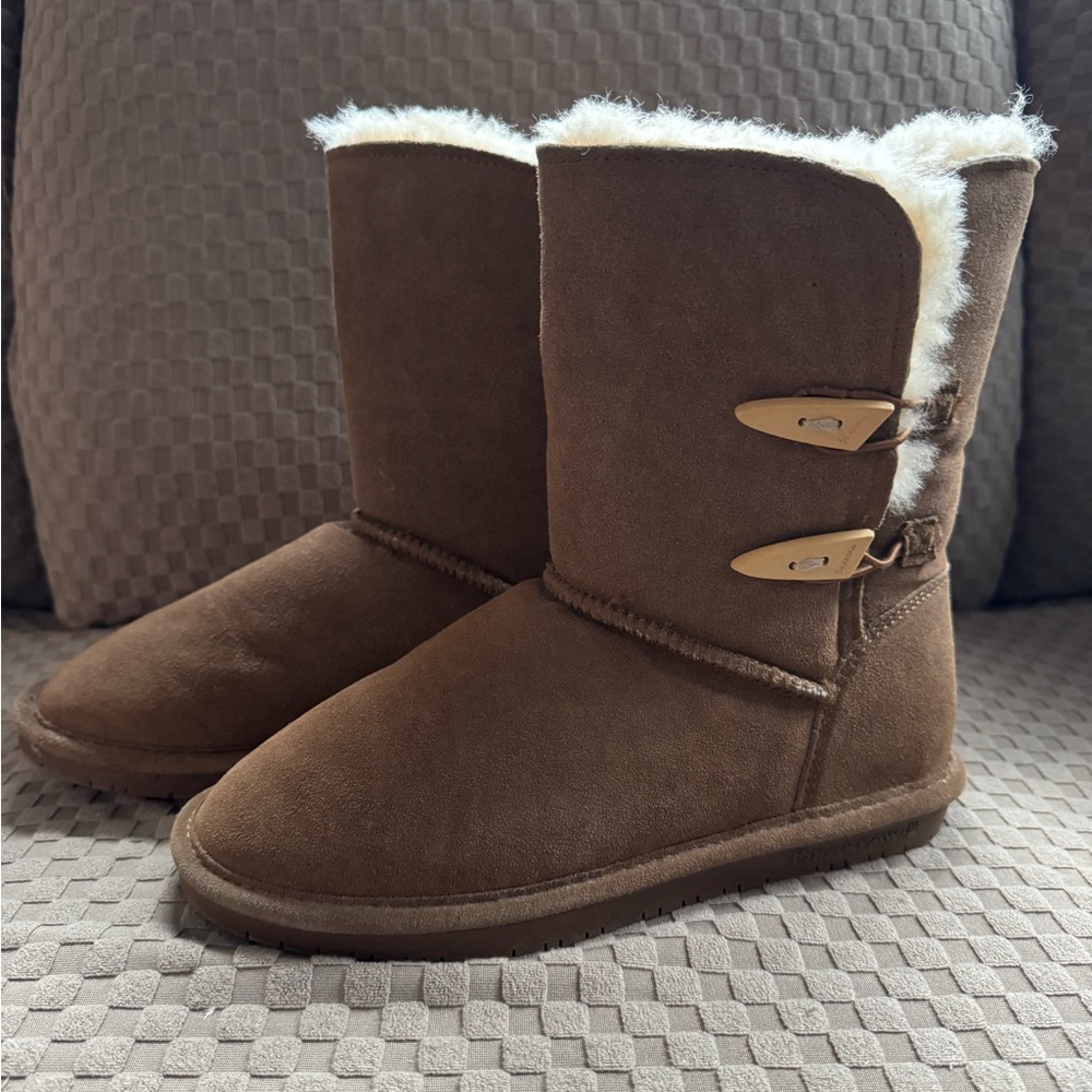 BearPaw Tan Suede Boots With Sheep Skin/ Wool Blend Lining.  Size 9